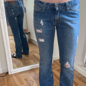 Lågmidjade Lee jeans  - Säljer dessa jättesnygga blå lågmidjade jeansen från Lee med slitningar. Säljer då de tyvärr är för små för mig, skriv om du undrar något🩷🩷