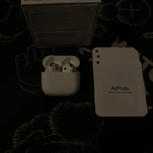 Appleairpods 4 ANC - Helt ny med lite synliga repor.