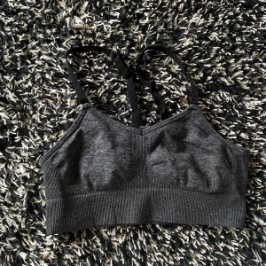 Grå sport-bh  - Grå träningstopp från hm