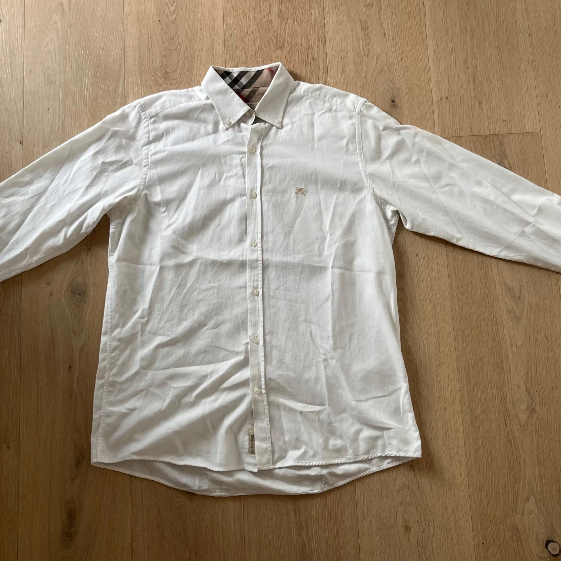 Vit skjorta från Burberry med rutigt foder