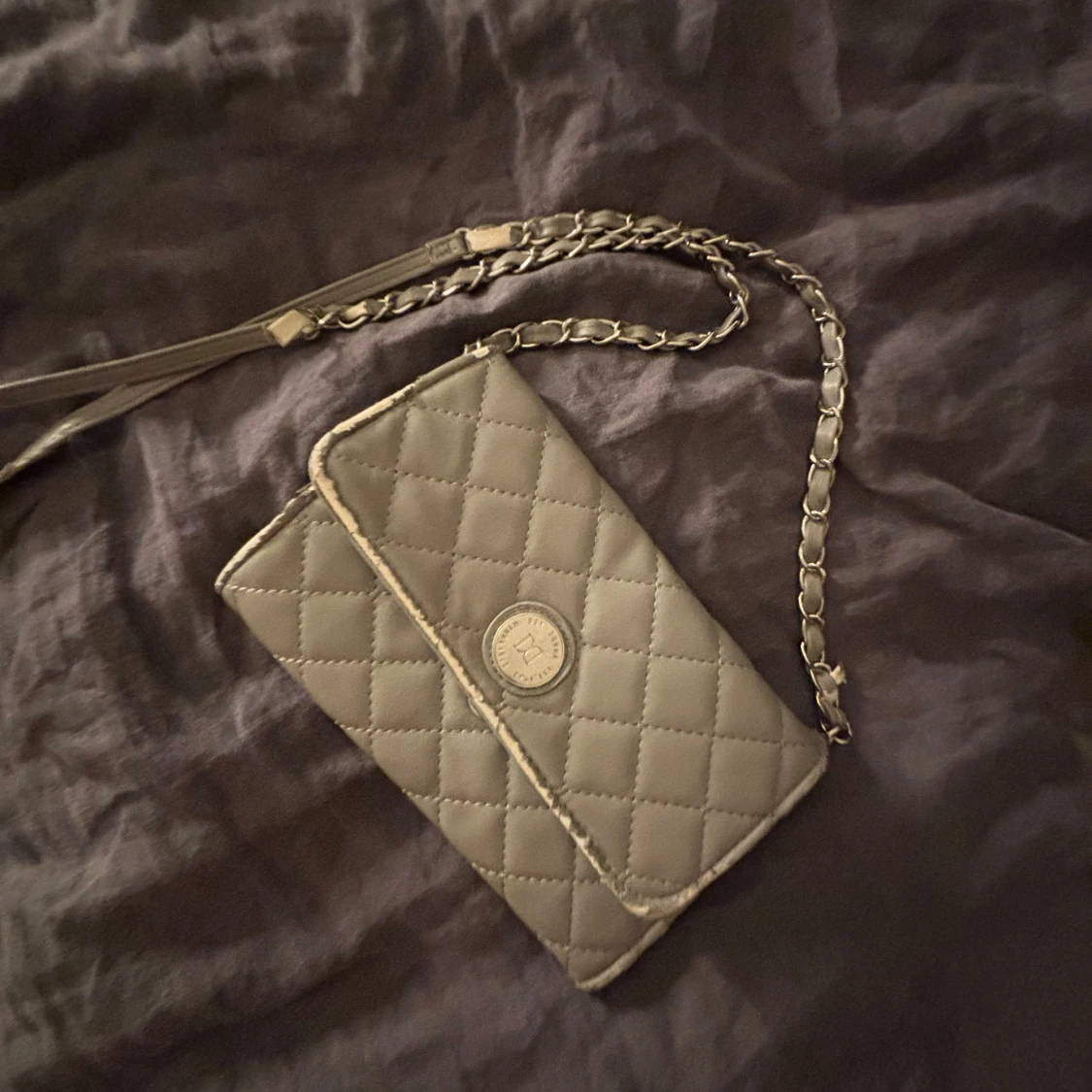 Grå quiltad axelväska DKNY