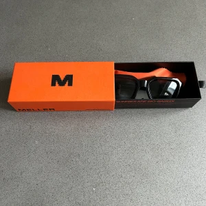 Svarta solglasögon från Meller - Ett par solglasögon från Meller, endast använda ett fåtal gånger. Modell NAYAH FOG OLIVE. Nypris 620kr säljer för 300kr 