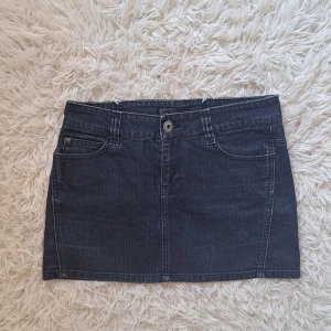 Mörk jeanskjol från ONLY💕💕 - Snygg mörkblå jeanskjol från ONLY med klassisk femficksdesign och bälteshällor. Kjolen är kort och har en enkel knapp- och dragkedjestängning framtill. Perfekt att matcha med en t-shirt eller hoodie för en chill look. Pris kan diskuteras 💕💕