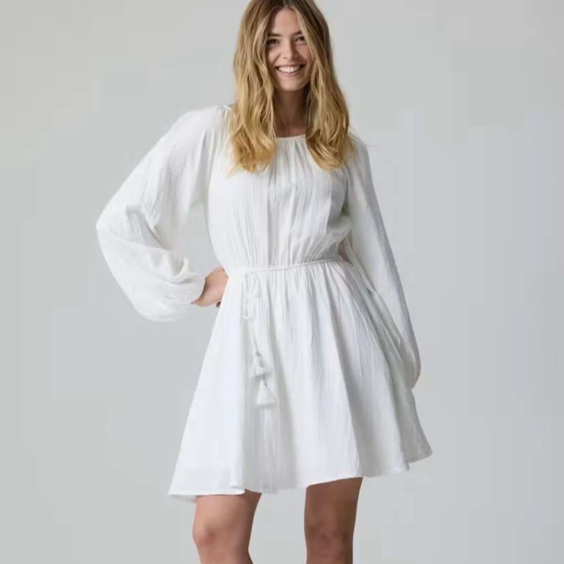 Vit klänning med knyt i midjan