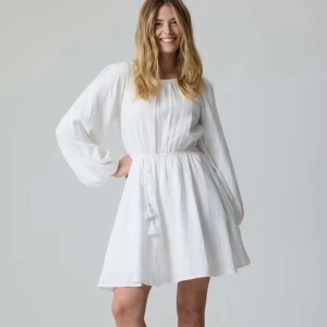 Vit klänning med knyt i midjan - Superfin vit klänning med långa ärmar och knytband i midjan. Från Cubus. Använd en gång. Nypris 500 kr