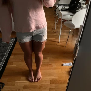 ljusblåa jeansshorts  - Supersöta ljusblå jeansshorts med slitningar. Nypris 320kr, använda fåtal gånger. De är i strl S och är midwaist. Kom privat för fler bilder eller frågor!!❤️❤️