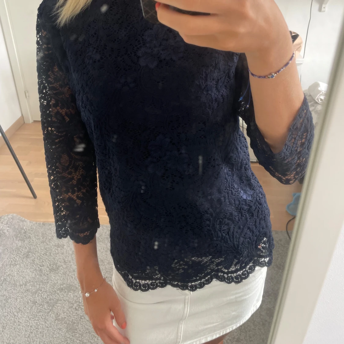 Mörkblå spetsblus med trekvartsärm - 3