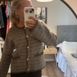 Brun rutig kofta från NA-KD - Snygg kofta från nakd! Är i storlek xs, men passar mig som har S egentligen  Använd fåtal gånger, max 2 ! Kan gå ner i pris vid snabb affär !