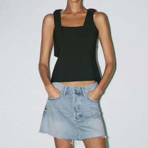 Svart topp Zara - Svart topp med rosetter från zara! Nyskick!!!🌟🌟🌟🌟