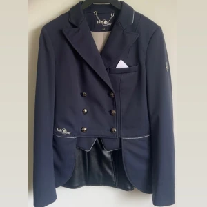 Mörkblå FairPlay kavaj/frackett - Säljer min FairPlay frackett i mörkblå. Endast använd några gånger, mycket bra skick.  Storlek 34. Köparen står för frakt.