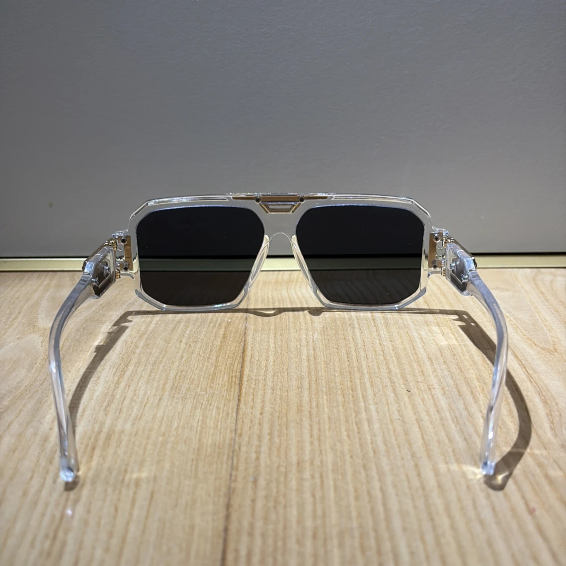 Transparenta solglasögon med guldiga detaljer - 2