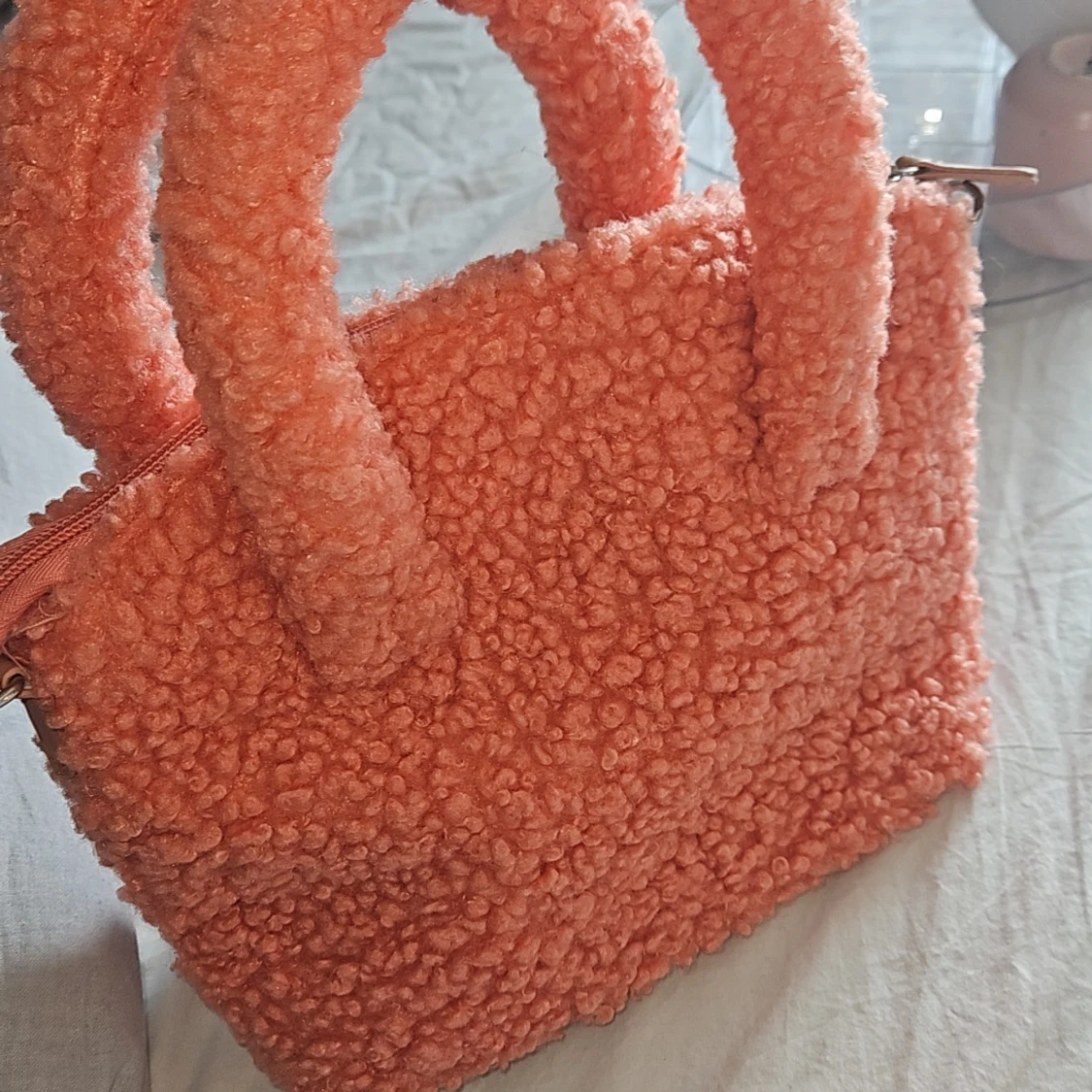 Fluffig orange handväska med dragkedja - 1