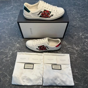 Gucci ace snake - Säljer ett par otroligt snygga skor från det exklusiva italienska märket Gucci! Skorna är i otroligt bra skick, skulle säga ungefär 9,5/10. Nypris ligger på över 9000kronor men vi säljer våra för endast 2699 och kan gå ner i pris ännu mer vid snabb affär! Skriv gärna ifall det är några funderingar, allt bästa SkoKapet