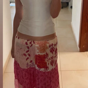 Mönstrad långkjol  - Säljer en superfin långkjol från Zara i storlek XS. Kjolen har ett unikt mönster i rött, rosa och beige med elastisk midja. Perfekt för dig som gillar färger!💕💕