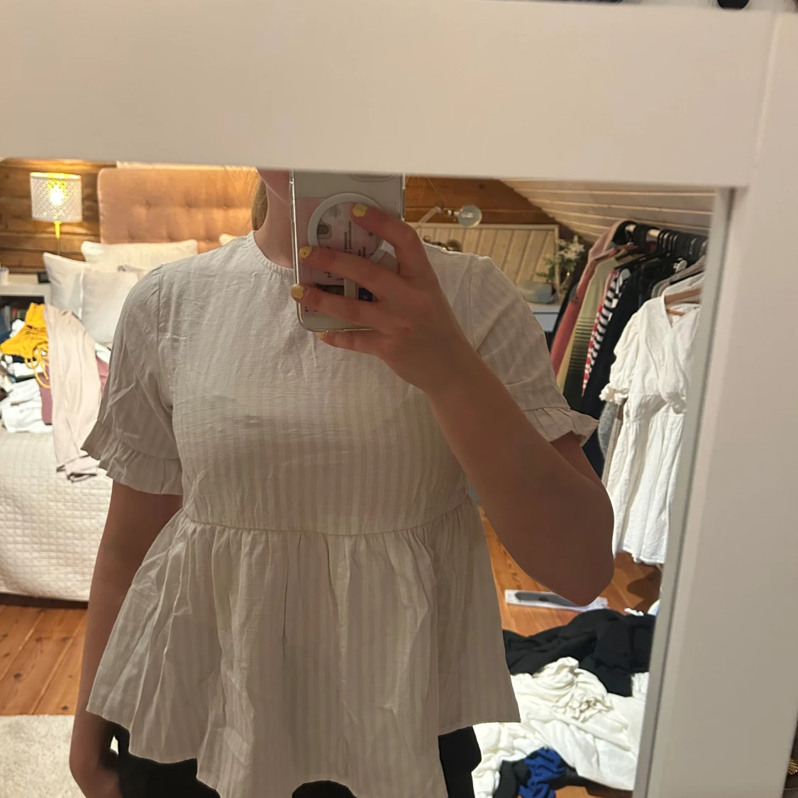 Vit blus med volang från SHEIN