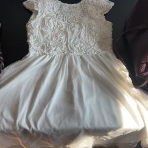 Vit spetsklänning - Supersöt vit kortklänning. Passar perfekt för student eller annat. Använd 1 gång , därav ny skick. Passar en xs/s. Köparen står för frakt.