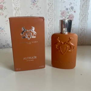 Parfums de Marly Althaïr EdP 125ml - Säljer en relativt ny parfym. Skånetrafiken sprejat så mycket och skulle kunna säga att det är ca 90-95% kvar (kan bevisa det) säljer den då jag avskyr lukten men det är bara min personliga åsik