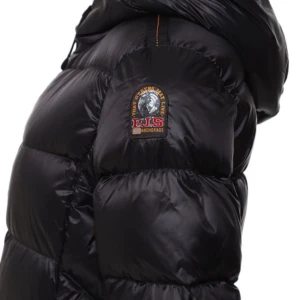 Parajumper Leah Down Coat - Använd endast 2 gånger förra vintern. Köpt från johnells, lappar o grejer kvar. Priset går att diskuteras, kom dm för bilder. 