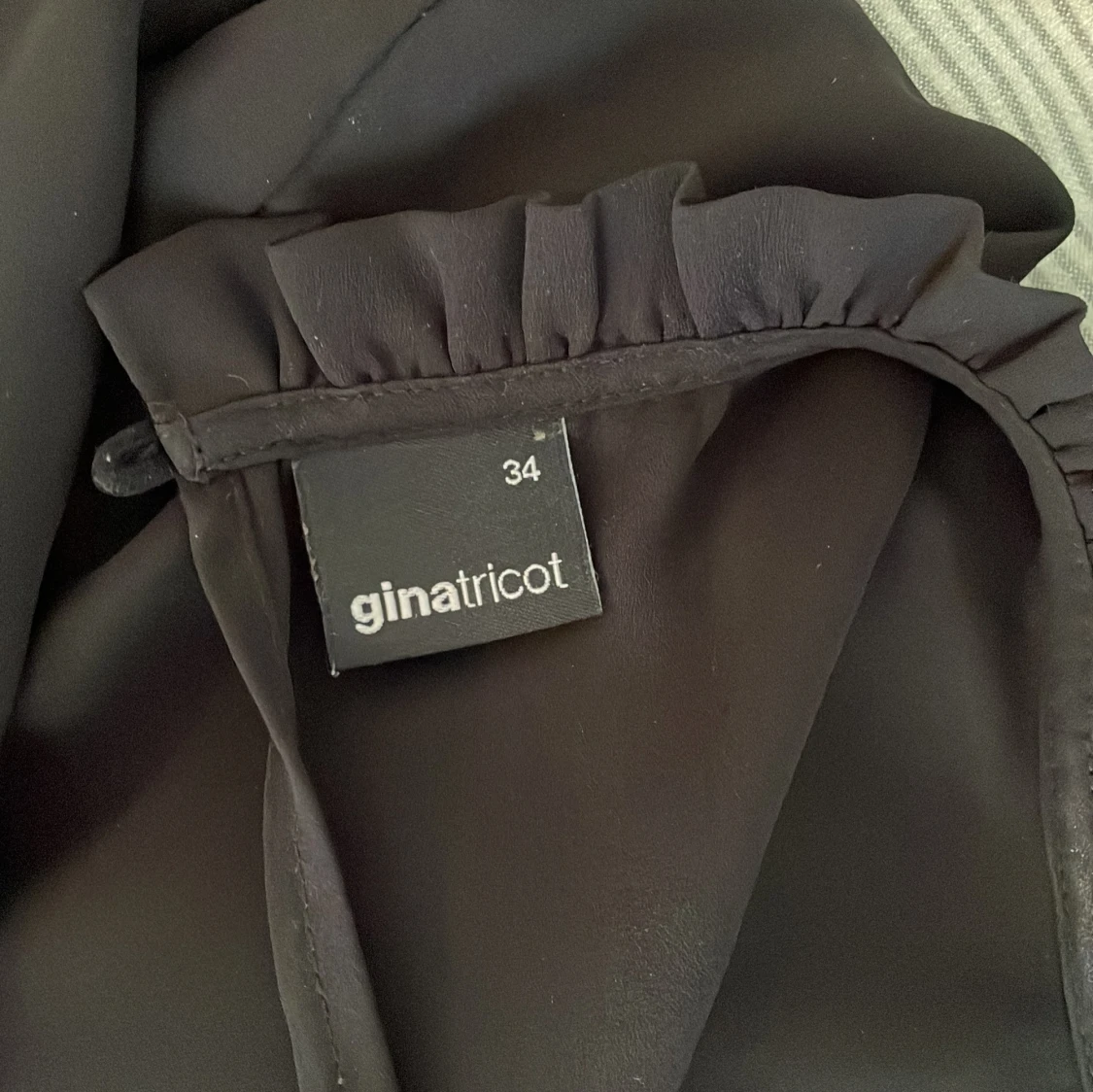 Svart volangblus från Gina Tricot - 2