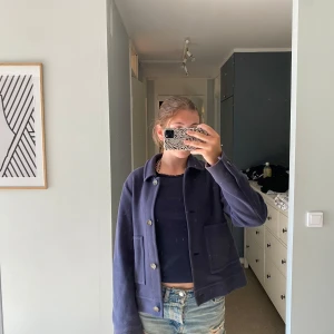 Mörkblå overshirt med knappar - Säljer en mörkblå lite tunnare höstjackan med klassisk krage och stora fickor framtill. Jackan har raka linjer, knäppning med stora knappar och är långärmad💞