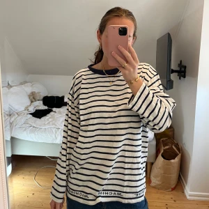 Randig långärmad T-shirt  - Randig långärmad T-shirt med marinblå ränder i storlek S