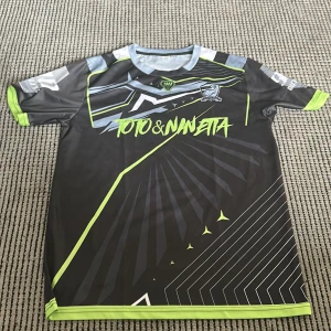 TOTO&NINETTA TRÖJA - Stolek S men sitter som M.