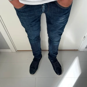 Dondup jeans george - Tja säljer nu ett par sköna dondup jeans! Jeansen är i den trendiga modellen george skinny fit! Jeansen är i fint skick med original slitningar samt tvätt, skriv vid bilder och frågor
