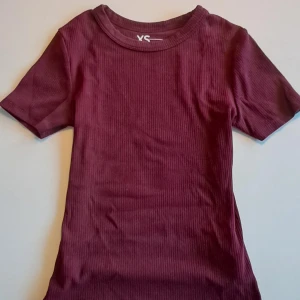 Vinröd ribbad topp från Newyorker❤️ - Säljer då det inte riktigt var min stil, knappt använd! Skicka meddelande om du vill se fler bilder eller har några frågor. 💘
