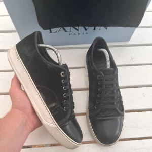 Lanvin - Lanvin storlek: 41, size 7 | Skick: Bra skick men har gått upp på några ställen | Tillbehör: Box och dustbag. Bara att skriva vid intresse eller frågor