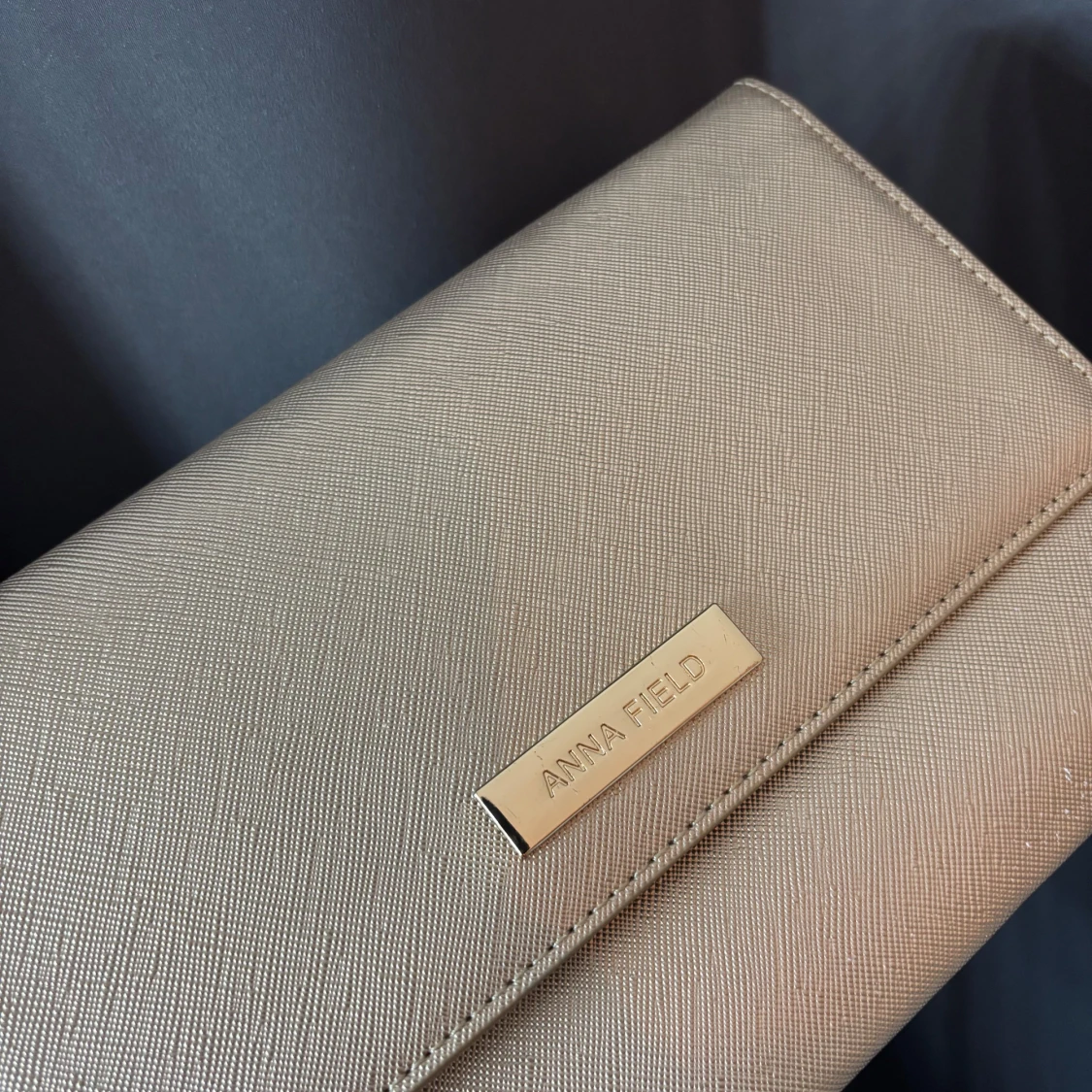Guldig/champange kuvertväska från Anna Field - 1