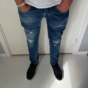 Dondup jeans george - Tja! Säljer nu dessa sköna dondup jeansen! Jeansen är i den trendiga modellen george skinny fit! Jeansen är i fint skick, jeansen har fina slitningar och skön tvätt, skriv vid bilder och frågor