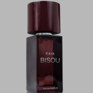 CAIA Bisou Eau de Parfum - Snygg parfymflaska från CAIA i modellen Bisou. Flaskan är mörkröd och har en stilren, fyrkantig form med ett matchande mörkrött lock. Texten är i vitt och flaskan känns lyxig och modern – perfekt för dig som gillar trendiga dofter.