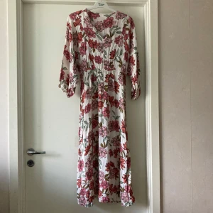 🍒Blommig v-ringad klänning🍒 - 🍒I CAN BUY MYSELF FLOWERS🍒Blommig midiklänning i XS, men passar mer som S-M. Klänningen har trekvartslånga puffärmar och v-ringning. Kommer i ett 100% viscosetyg utan stretch. Nypris 599kr. Endast använd några gånger,så i perfekt skick.🍒