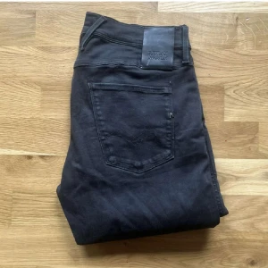 Replay jeans  - Säljer ett par svarta Replay Hyperflex jeans i storlek 30/34. De har klassisk femficksdesign, smal passform och stretchigt material som gör dem riktigt bekväma. Perfekta om du gillar en stilren look med skinny fit och diskreta detaljer. Längd ca 111cm