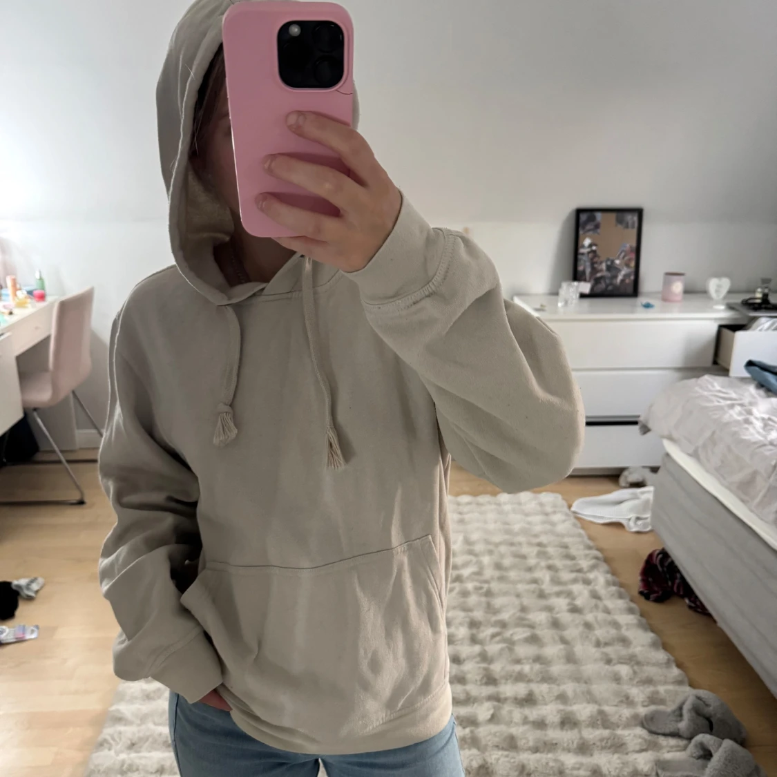 Beige hoodie med huva och ficka - 1