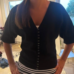Så fin Svart blus med v-ringning och knappar🤗 - Säljer en jätte fin topp från Lindex, med v - ringning och knappar 💘
