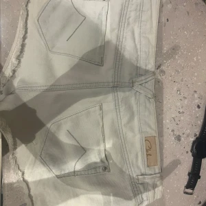 Vita jeansshorts - Skitsnygga vita/ljusblå jeansshorts, knappt använda 💕strl 36