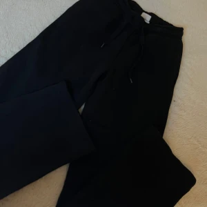Svarta mjukisbyxor från Gina Tricot🫶🏼 - Svarta mjukisbyxor från Gina Tricot. Perfekta för en avslappnad stil och superbekväma att ha på sig. Klassisk design utan synliga detaljer eller mönster. Beställde den från ginas hemsida, har bara testat den. Pris kan såklart diskuteras🫶🏼köpte den för ca 600 kr 