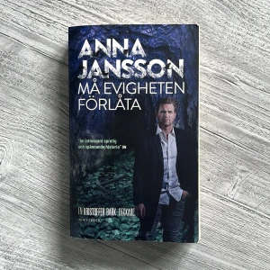 Må evigheten förlåta Anna Jansson - Säljer pocketboken 'Må evigheten förlåta' av Anna Jansson. Det är en spännande kriminalroman om Kristoffer Bark, utgiven av Norstedts. 