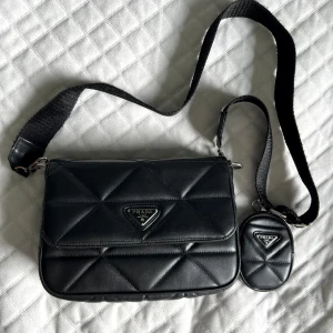 Svart axelremsväska knappt använd  - Säljer denna inspirerade axelremsväska som är använd max 2 gånger så inspincip ny 🩷Skriv privat för mer detaljerad info! Pris går att diskutera