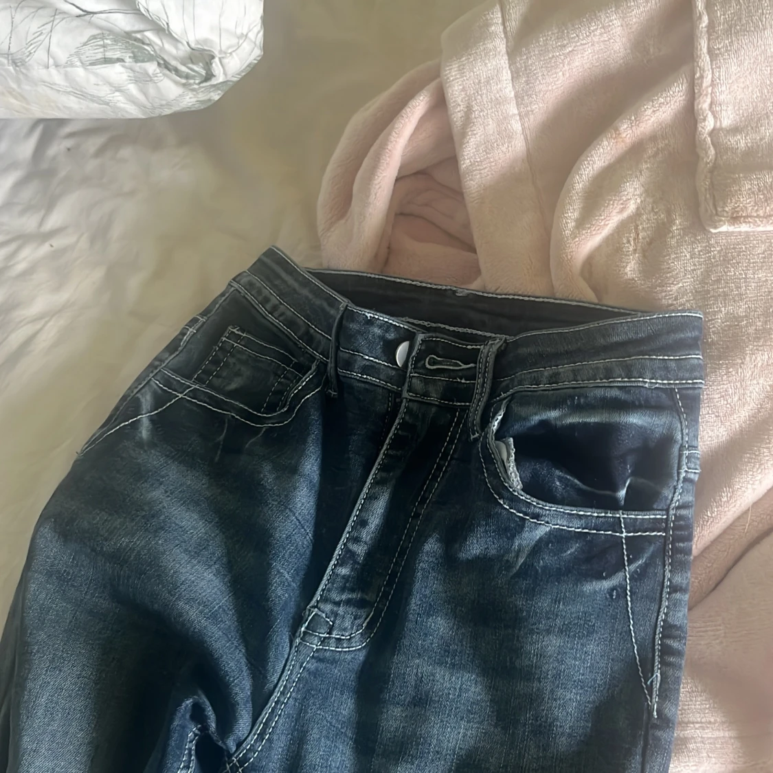 Mörkblå jeans med broderade bakfickor - 4