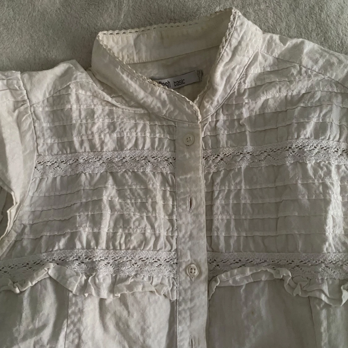 Vit blus med spetsdetaljer från Flash Basic - 2