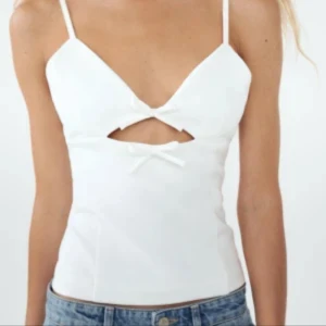 Zara linne - Snygg vit linnetopp med smala band och rosetter , använd en gång 