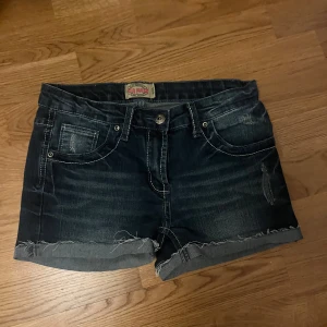 Mörkblå jeansshorts från uniq denim  - Mörkblå jeansshorts med slitna detaljer, i storlek 152! 