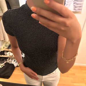 Glitter topp - Super fin glitter topp. Använd fåtals gånger. Super skön och tunn i materialet men inte genomskinlig 🌸