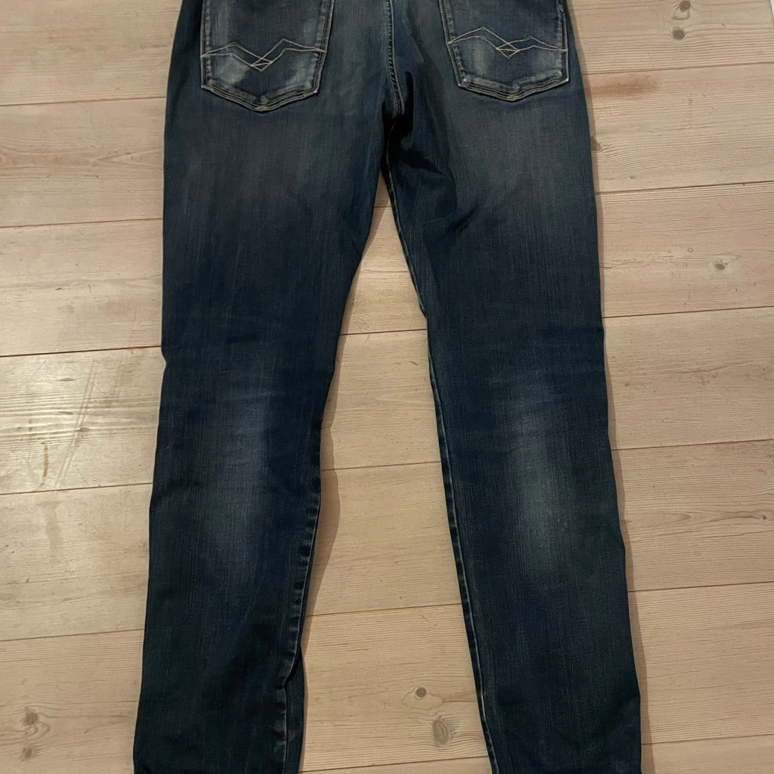 Blå slitna jeans från Replay - 2