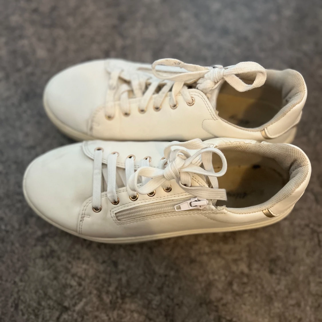 Vita sneakers med platåsula och dragkedja - 1