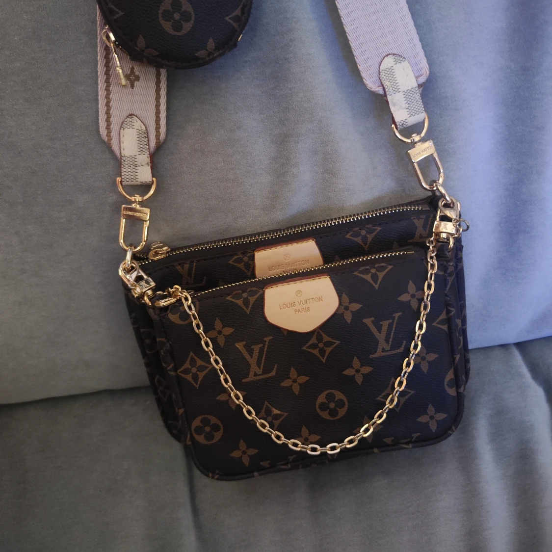 Axelväska med rosa band - 2