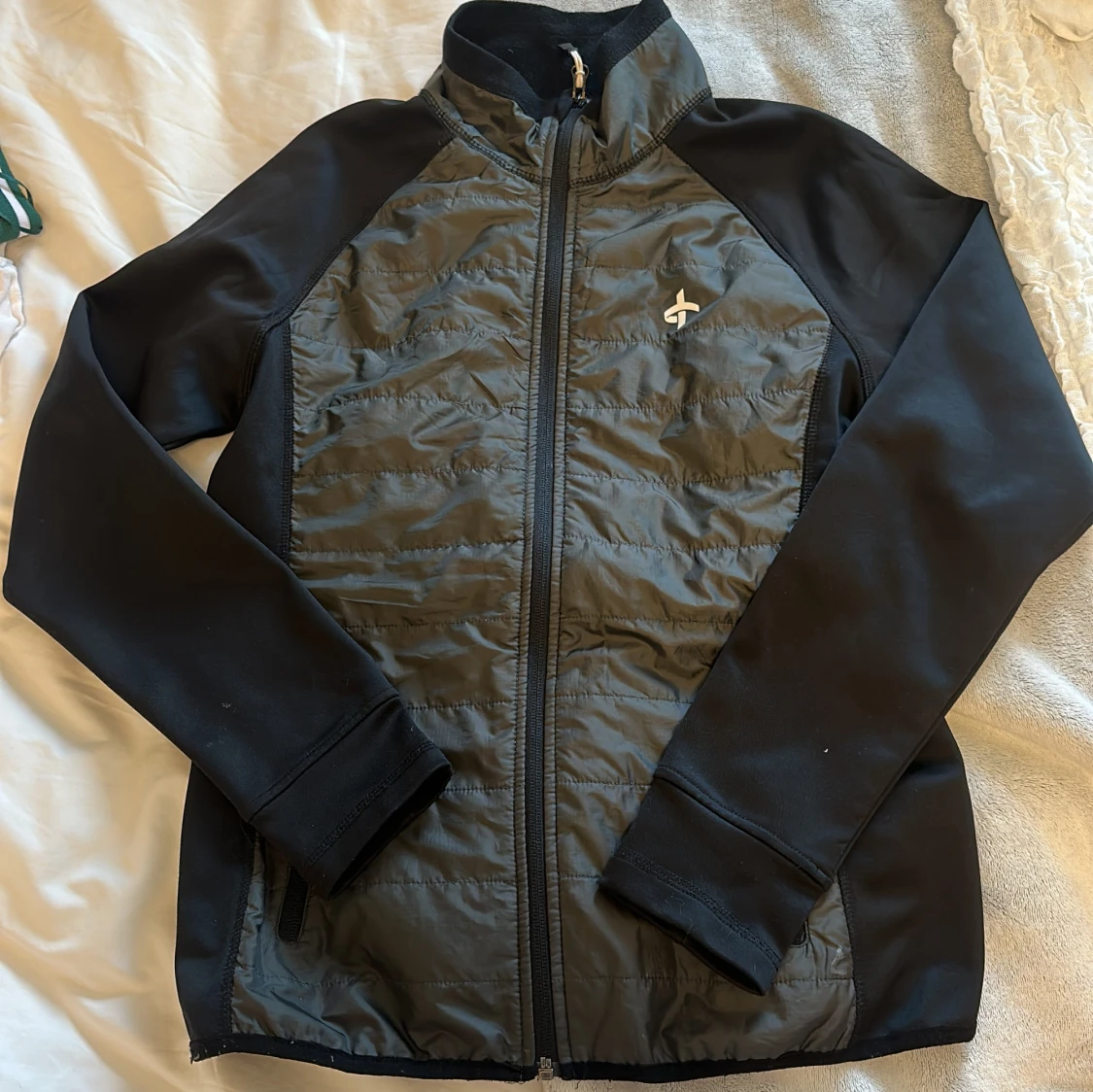 Svart hybridjacka från Cross Sportswear