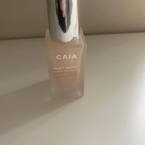 CAIA Dewy Drops  - Säljer en CAIA Dewy Drops Serum Foundation i färgwn 10C. Jättebra produkt men säljer då den är för ljus för mig, lätt att applicera och blir superfin på huden! Den är typ hälften kvar, det går att se på bild 2💞nypris 345, mitt pris är 140 kr